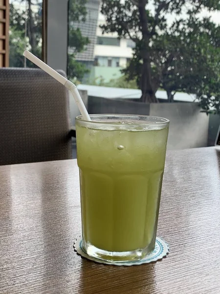 Склянка Чаю Лимоном Ятою Столі — стокове фото