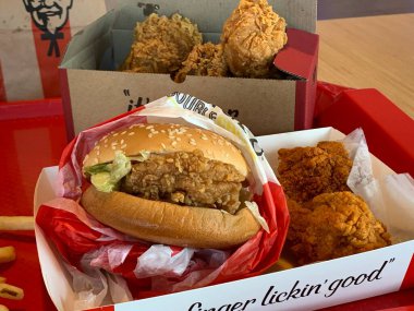Ayutthaya, Tayland - KFC Hamburger ve Fried Chicken Fast food restoranı Kentucky Fried Chicken 'da (KFC) yer alan büyük bir restoran zinciri. Büyük C 'de, Tayland' da Wangnoi şubesi - Asya.
