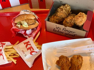Ayutthaya, Tayland - KFC Hamburger ve Fried Chicken Fast food restoranı Kentucky Fried Chicken 'da (KFC) yer alan büyük bir restoran zinciri. Büyük C 'de, Tayland' da Wangnoi şubesi - Asya.