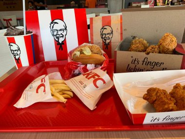 Ayutthaya, Tayland - KFC Hamburger ve Fried Chicken Fast food restoranı Kentucky Fried Chicken 'da (KFC) yer alan büyük bir restoran zinciri. Büyük C 'de, Tayland' da Wangnoi şubesi - Asya.