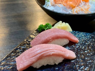 Taze ton balığını yemek çubuğu ve sosla kapatın.