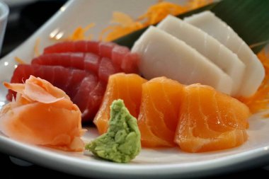 Somon ve sebzeli taze suşi.