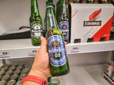 Heineken alkollü birası süpermarketteki rafta satılmaya hazır. Çeşitli alkollü içecekler ve alkollü içecekler