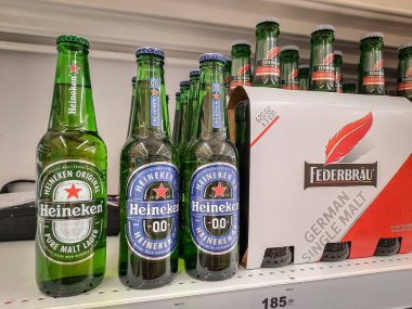 Heineken alkollü birası süpermarketteki rafta satılmaya hazır. Çeşitli alkollü içecekler ve alkollü içecekler