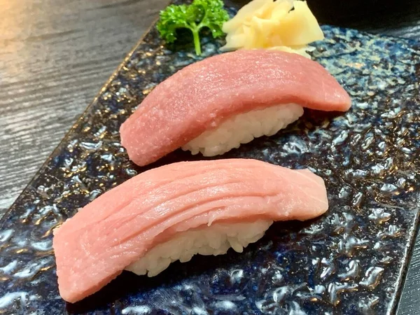 Японские Суши Сашими Черной Тарелке Палочками Еды — стоковое фото