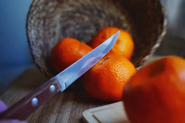 切菜板上新鲜的橙子 — 图库照片
