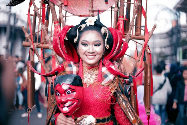 Женщина Традиционной Одежде Посреди Толпы Карнавале — стоковое фото