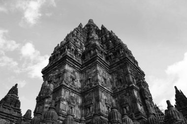 Siyah beyaz Prambanan tapınak binalarından biri.