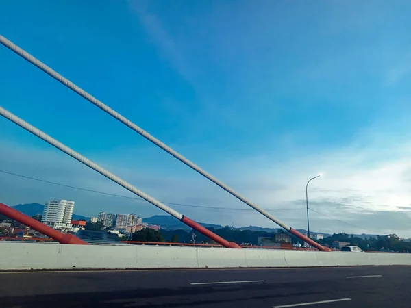 Indah Langit Biru Jembatan Jalan Dengan Pemandangan Pagi — Stok Foto