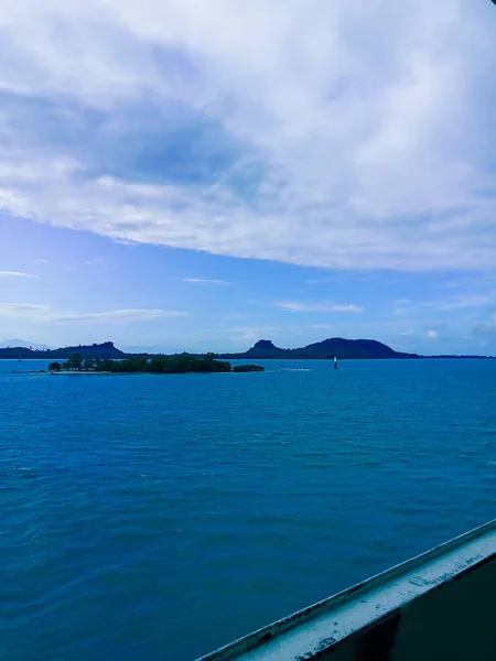Schöne Landschaft Blaues Meer Mit Vorbeifahrenden Booten Blauer Himmel — Stockfoto