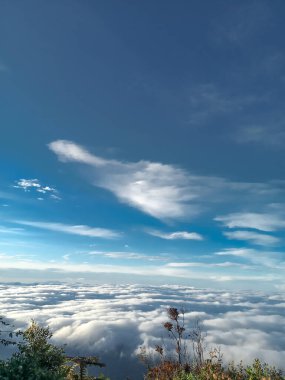 Kerinci dağının tepesindeki bulut manzarası.