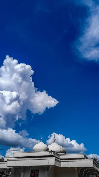 Bella Moschea Nuvola Soleggiata Nel Cielo — Foto Stock