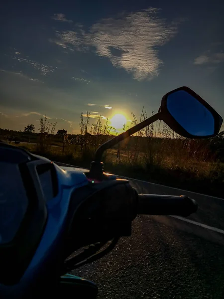 Красивый Закат Вдоль Шоссе Езде Мотоцикле — стоковое фото
