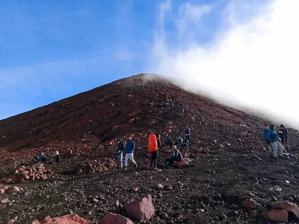 Kerinci Dağı 'nın tepesinden görünüm 3805 MASL bulutların üzerinden