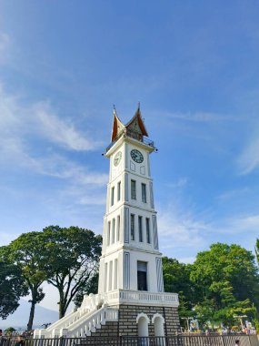 Jam Gadang simgesi Butkittinggi Endonezya ortada mavi gökyüzü