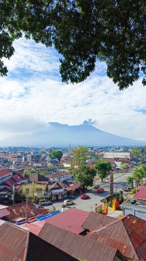 Marapi Dağı 'nın görünümü patlar