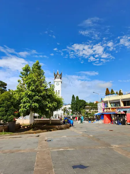 Jam Gadang simgesi Butkittinggi Endonezya ortada mavi gökyüzü