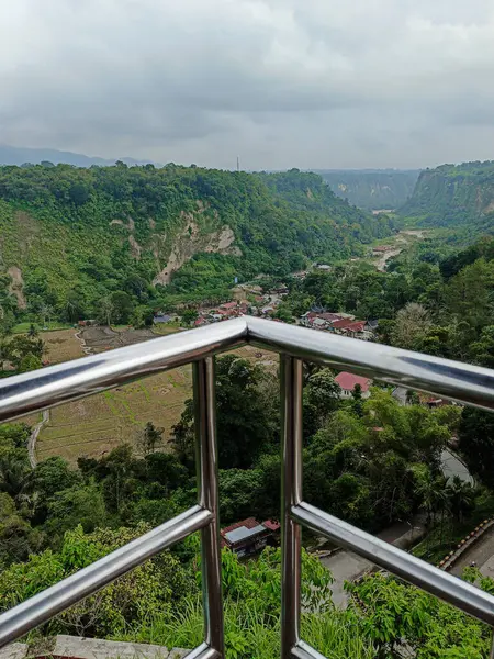 Dağları gören bir vadi manzarası ve Bukittinggi West Sumatra 'nın aşağısında bir kasaba.