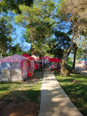 Doğadaki pazarlar, şemsiye satışı için çadırları olan turistik yerler.