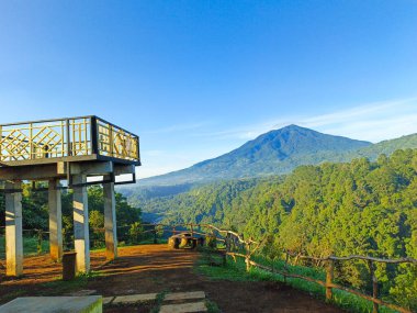 Panorama baru Bukittinggi Manzara doğa tepenin üstünde mavi gökyüzü ile dağ