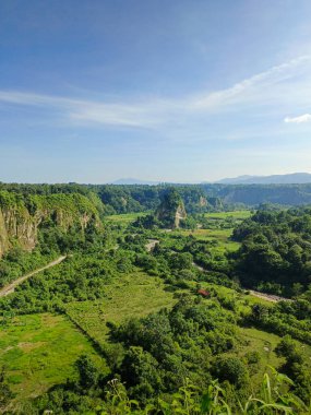 Gündüz boyunca yeşil tepeler ve mavi gökyüzü. Puncak Taruko Bukittinggi, Endonezya 'nın en güzel manzarası.