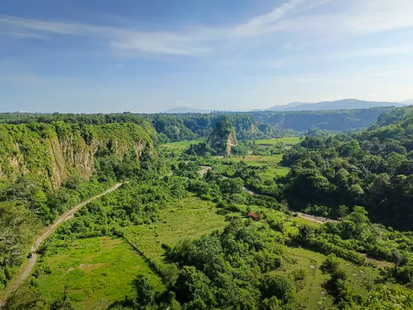 Gündüz boyunca yeşil tepeler ve mavi gökyüzü. Puncak Taruko Bukittinggi, Endonezya 'nın en güzel manzarası.