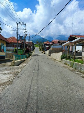 Tepedeki köy yolu, Endonezya 'daki dağ yolu yolu panoramik manzara