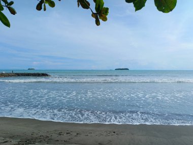 Batı Sumatra Endonezya 'da mavi gökyüzü arka planında beyaz bulutlu tropikal boş deniz okyanusu. 