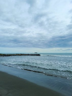 Batı Sumatra Endonezya 'da mavi gökyüzü arka planında beyaz bulutlu tropikal boş deniz okyanusu. 