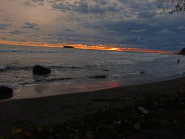 Batı Sumatra Endonezya sahilinde güzel bir gün batımı 