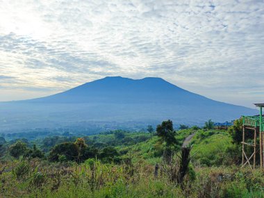 Marapi Dağı 'nın altındaki verimli tarım arazilerinin sabah atmosferi Batı Sumatra