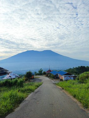 Tepedeki manzara Batı Sumatra 'daki Puncak Kabun. 