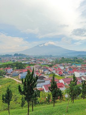 Yukarıdan güzel bir konut manzarası ve öğleden sonra Singgalang Dağı 'nın güzel arkaplanı.