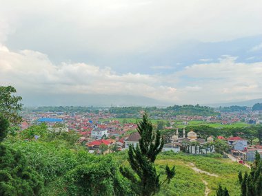 Yukarıdan güzel bir konut manzarası ve öğleden sonra Singgalang Dağı 'nın güzel arkaplanı.