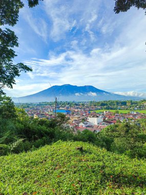 Dağın eteğinin altındaki güzel bir konut kompleksinin tepesinden manzaranın portresi