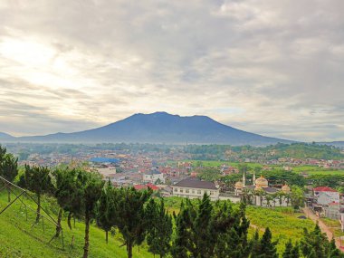 Dağın eteğinin altındaki güzel bir konut kompleksinin tepesinden manzaranın portresi