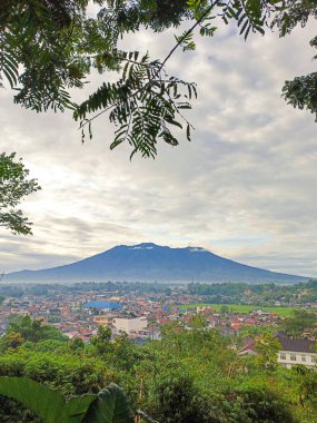 Dağın eteğinin altındaki güzel bir konut kompleksinin tepesinden manzaranın portresi