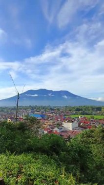 Sabahları mavi gökyüzü ile dağ manzarası ve bulutların hızlandırılmış videosu