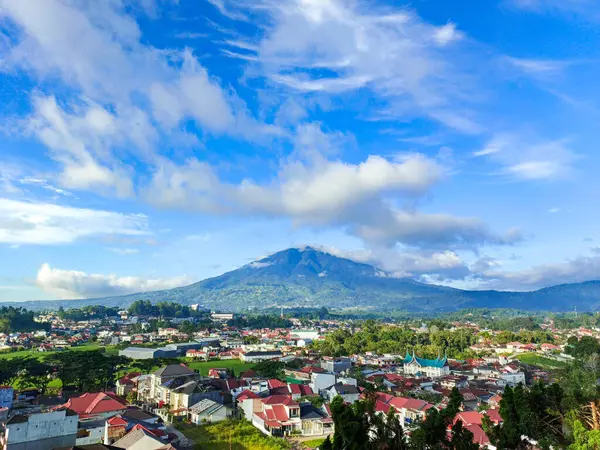 stock image The photo of clouds and Mount Singgalang was taken from the top of the hill and shows a view of the city below