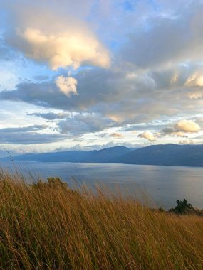 Aua Sarumpun zirvesinden, Batı Sumatra 'dan Singkarak Gölü' nde güzel bir günbatımı.