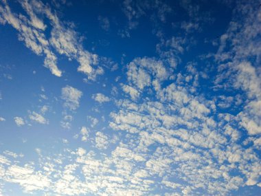 Sabah bulutlu mavi gökyüzünün arkaplan fotoğrafı