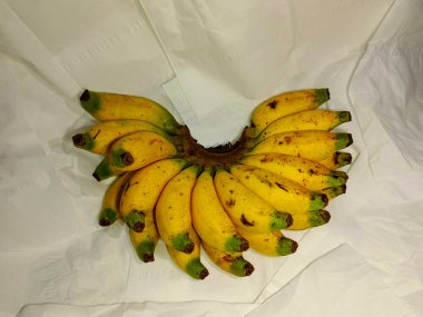 Masanın üzerinde bir avuç muz var.