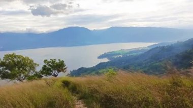 Aua Sarumpun, Batı Sumatra 'dan Singkarak Gölü' nün güzel manzarası.