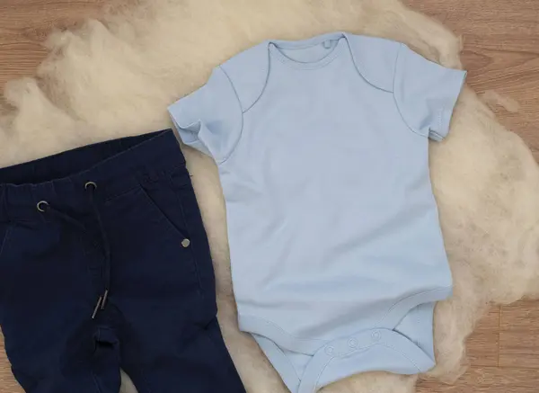 Mockup Body Bebé Azul Sobre Fondo Madera Con Jeans Plantilla Fotos De Stock