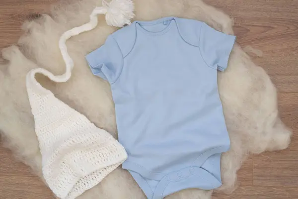 Mockup Body Bebé Azul Sobre Fondo Madera Con Sombrero Punto Imagen De Stock