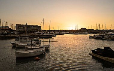 Amanecer en el puerto