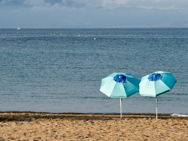 Sombrillas on la playa