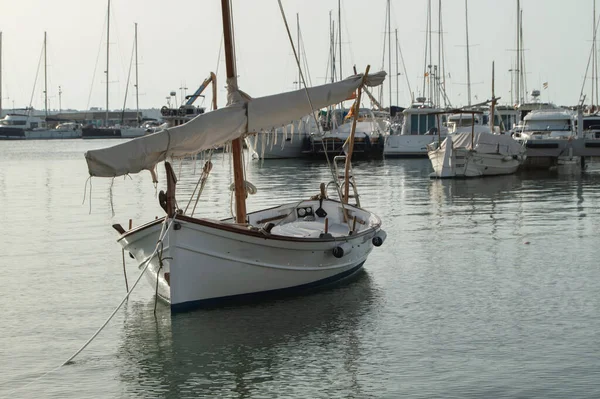 Fischerboot Legt Hafen — Stockfoto