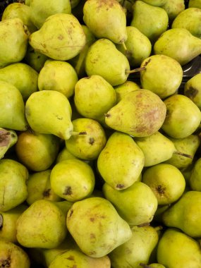 Bulk pears for sale in the market