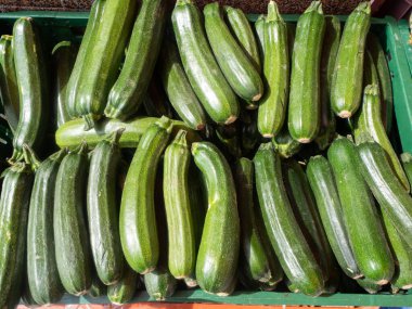 Piyasada satılık salatalıklar.